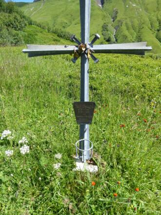 Gedenkkreuz am Wegesrand