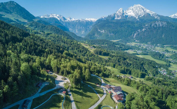 Blick über die Sommerrodelbahn Hochlenzer zum Watzmann