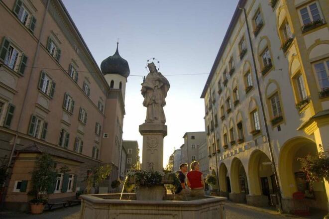 Nepomukbrunnen am Max-Josefs-Platz