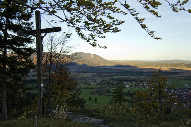 Wer den Abstecher zur Veste unternimmt, kann vom Vestkreuz über Ohlstadt zum Hörnle schauen.
