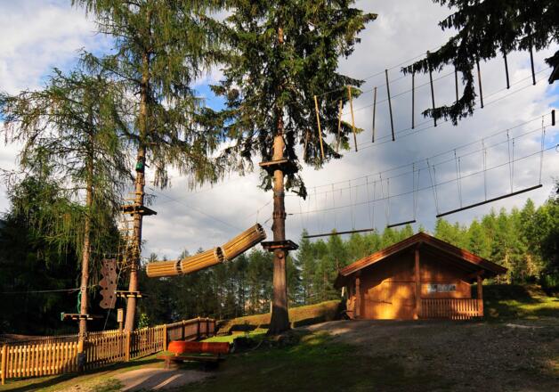 ... mit Hochseilgarten ...