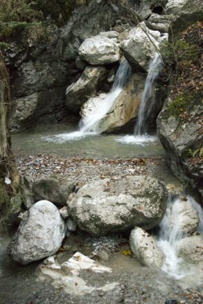 Das erste Glanzlicht auf der Tour ist der Kaltwasserfall in der Nähe des Ausgangspunktes.