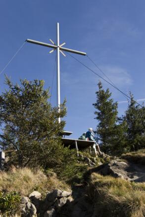 Der Gipfel des Rötelsteins brilliert mit schönen Ausblicken ...