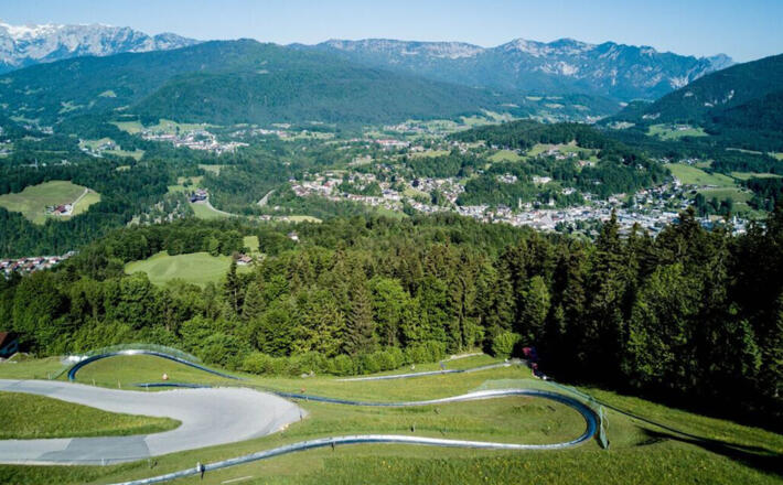 Hoch über Berchtesgaden schlängelt sich die Sommerrodelbahn den Hang hinab