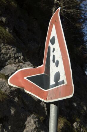 Der Abstieg verläuft auf Fahrwegen, wo sich der Steinschlag treffsicher sein Ziel gesucht hat.