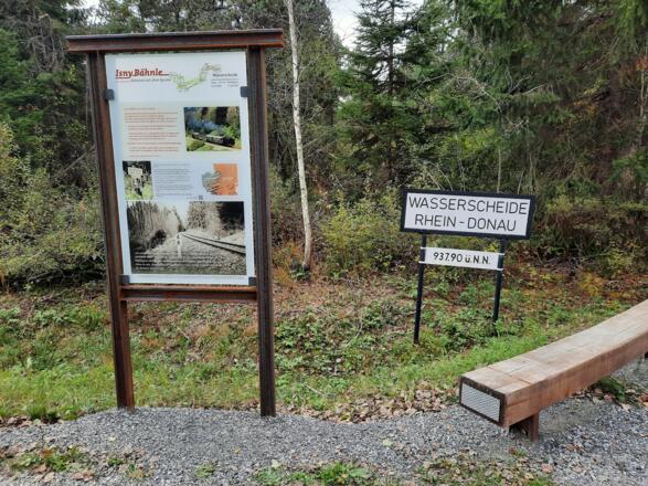 Wasserscheide Rhein - Donau 937.90 ü.N.N. am Radweg Buchenberg - Weitnau, ehem. Isny Bähnle