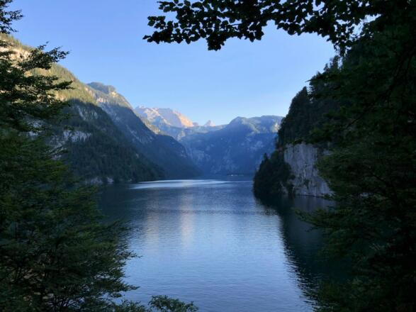 Die Schönfeldspitze hoch über dem Königssee, gesehen vom Malerwinkel