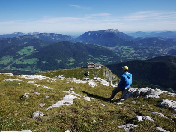 Aufstieg zum Hocheck - Blick zurück auf Watzmannhaus und Berchtesgadener Land.
