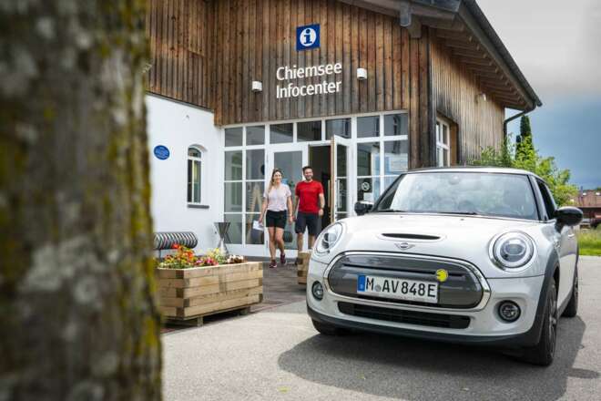 Unterwegs mit dem E-Auto auf der Deutschen Alpenstraße am Infocenter von Chiemsee-Alpenland Tourismus