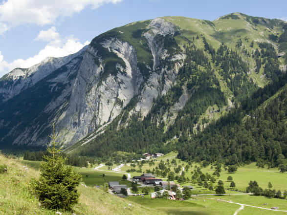 Über dem Großen Ahornboden erheben sich das Gramaijoch und dahinter das Sonnjoch