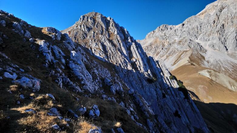 Gipfel schon nah im Hintergrund der Sattel, der nach der Überschreitung erreicht wird