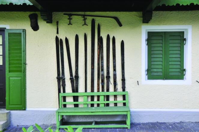 Historische Holzskier schmücken die Ostfassade des Bachhäusl