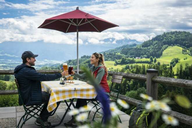 Einkehr entlang der Deutschen Alpenstraße am Berggasthof Hummelei