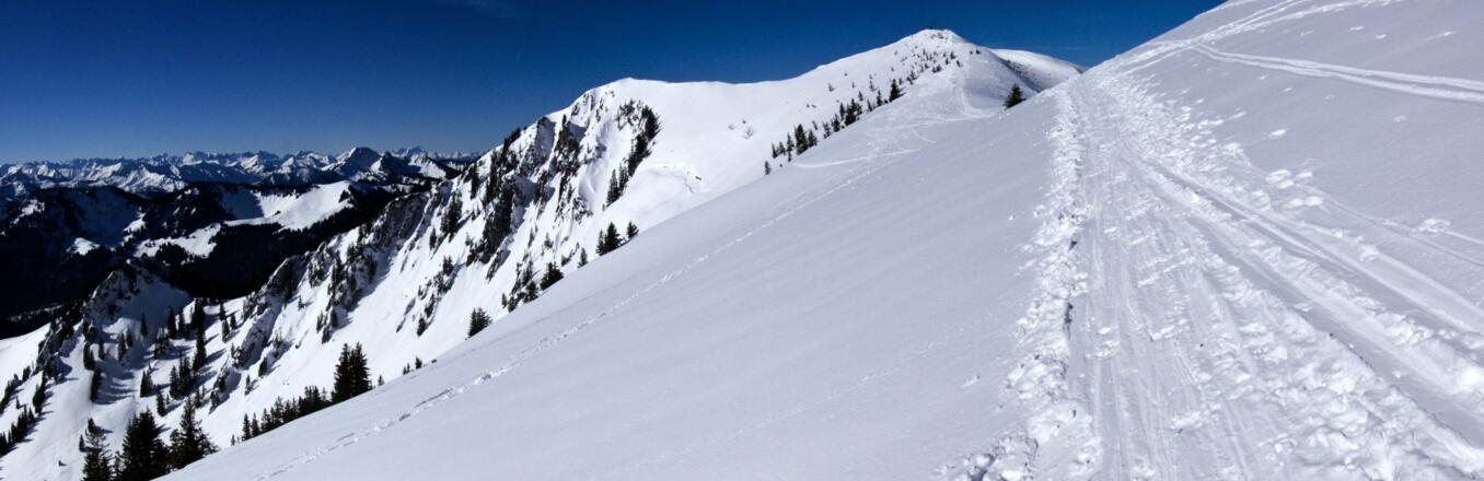 Der lange, schräge Hang unter dem Benzingspitz