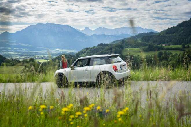 Unterwegs mit dem E-Auto auf der Deutschen Alpenstraße mit Blick auf Oberaudorf