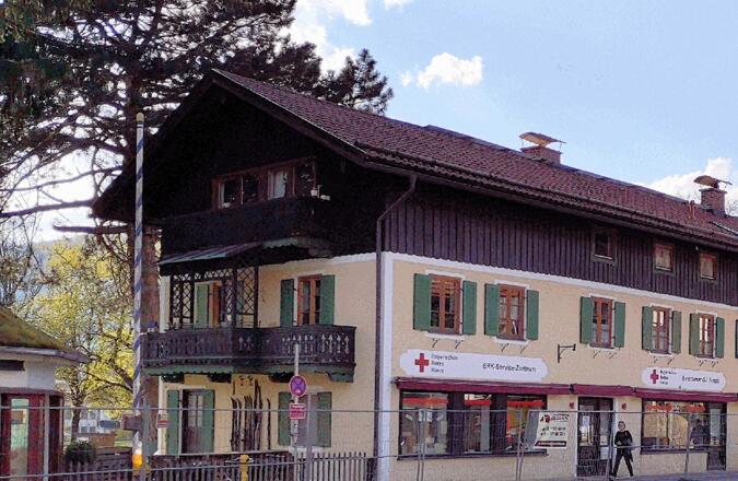 Im Dachgeschoß des Wohn- und Geschäftshauses im Zentrum Schliersees befindet sich das Ferienappartement.