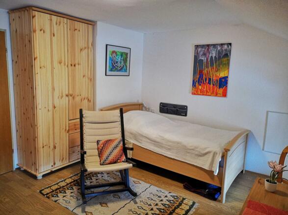 Bett, Kleiderschrank und Schaukelstuhl