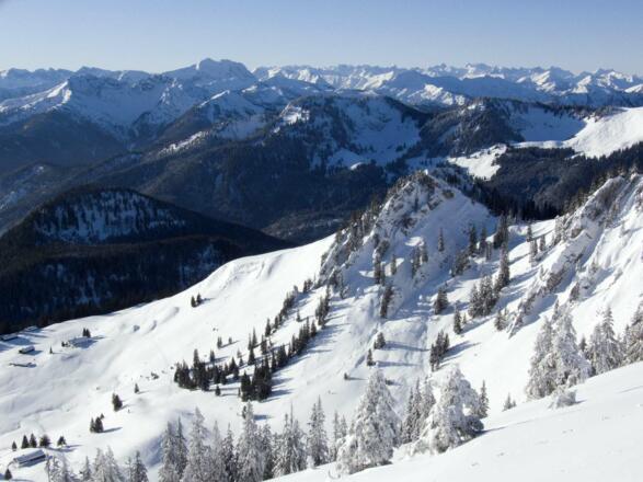 Über der Schönfeldhütte erheben sich die Wilden Fräulen, ein interessantes Zwischenziel für Konditionsstarke