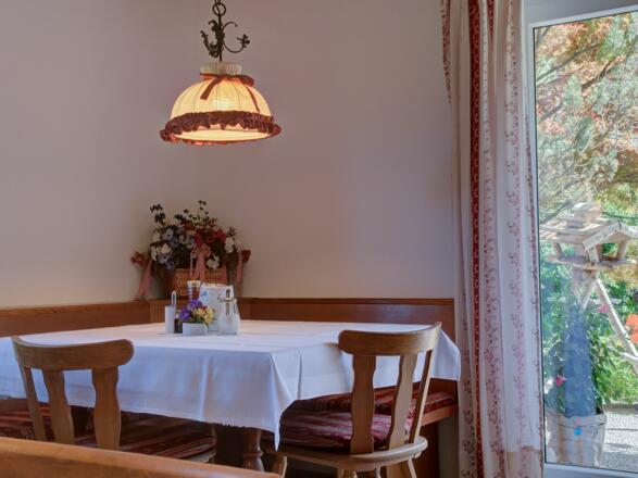 Gästehaus Heidi - Frühstücksraum mit Blick auf Garten und Liegewiese