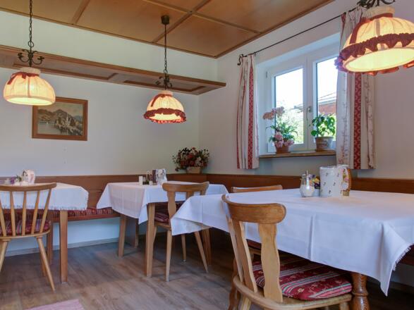 Gästehaus Heidi - Frühstücksraum mit Blick auf Garten und Liegewiese
