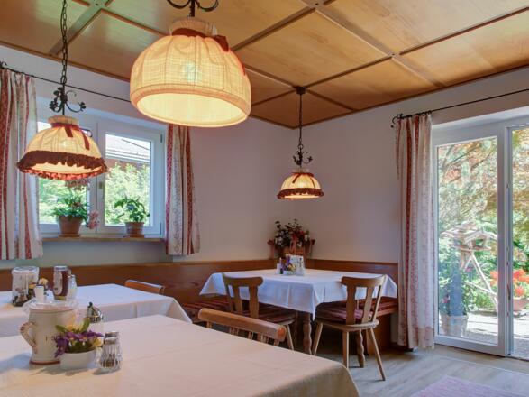Gästehaus Heidi - Frühstücksraum mit Blick auf Garten und Liegewiese