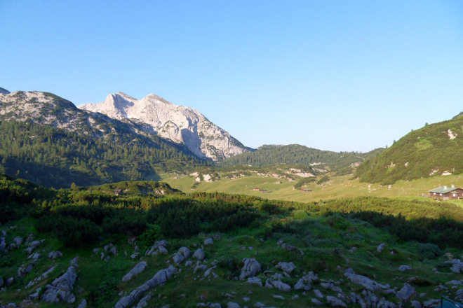 Blick von der Neuen Traunsteiner Hütte auf das Hochplateau der Reiter Alm