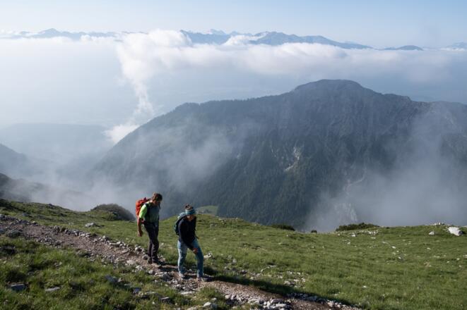 Unter der Speckkarspitze vorbei führt der Höhenweg ins Lafatscher Joch.