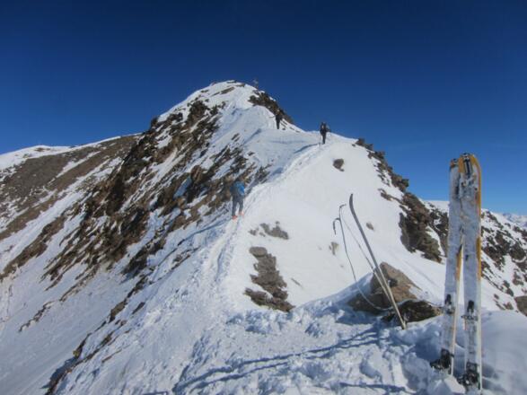 vom Skidepot auf dem Sattel den Grat entlang zum Gipfel
