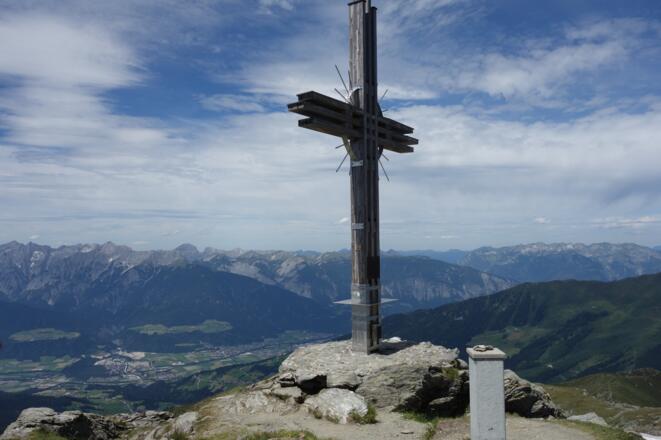Riesiges Gipfelkreuz am Gilfert