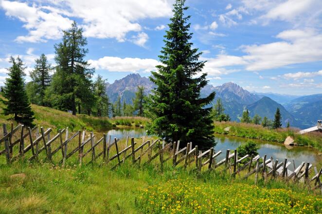 Wunderschöne Aussicht mit Blick zu den Dolomiten.