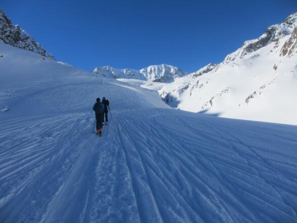...links an einem schluchtartigen Graben vorbei, ...