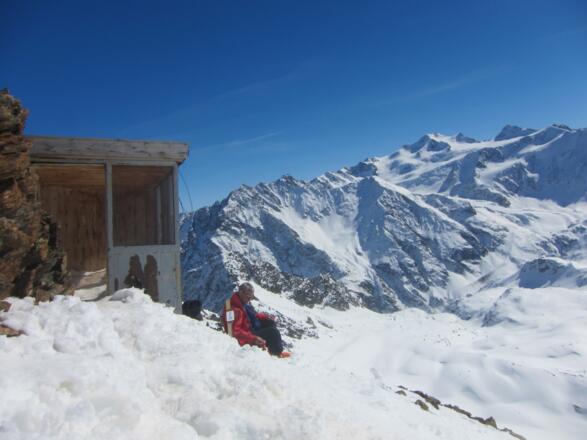 Die desolate Biwakschachtel unterhalb des Gipfels, im Hintergrund der Taschachferner und die Wildspitze.