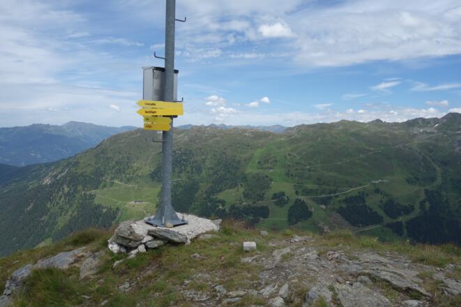 direkt vom Gipfel geht es Richtung Norden