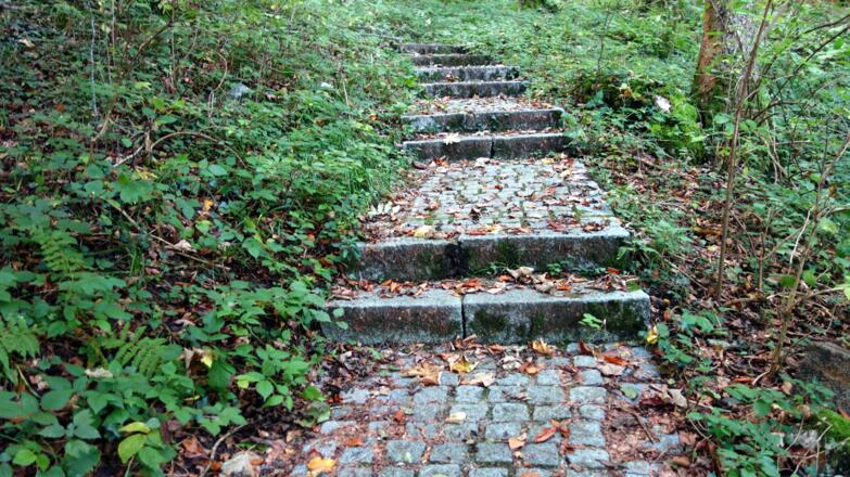 Granitstufen und Weg