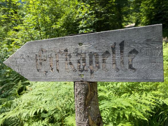 Wegweiser am Fußweg