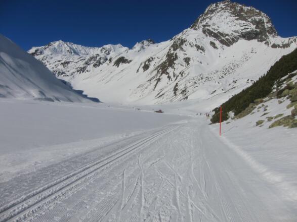 Start der Tour: flach entlang des Sees zum Ende der Loipe.