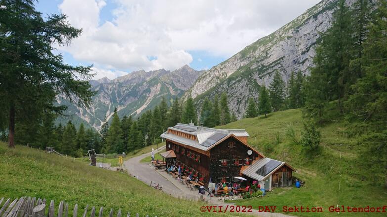 Neue Magdeburger Hütte mit dem neuen Dach