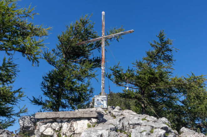 Gipfelkreuz am großen Schoberstein (1037 m).