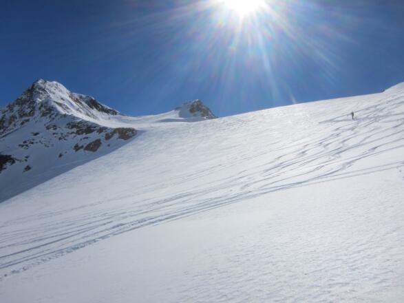 und in weitem Bogen zur Einsattelung zwischen Vor- und Hauptgipfel.