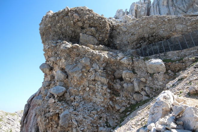 Die Meilerhütten-Breccie am Weg knapp unterhalb der Meilerhütte