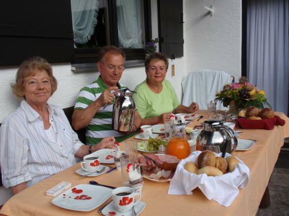 Gemütliches Frühstück auf der Terrasse