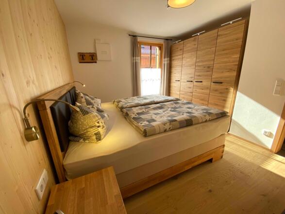 Da weckt die Sonne - Schlafzimmer zum Ostbalkon mit großem Kleiderschrank aus massiver Eiche