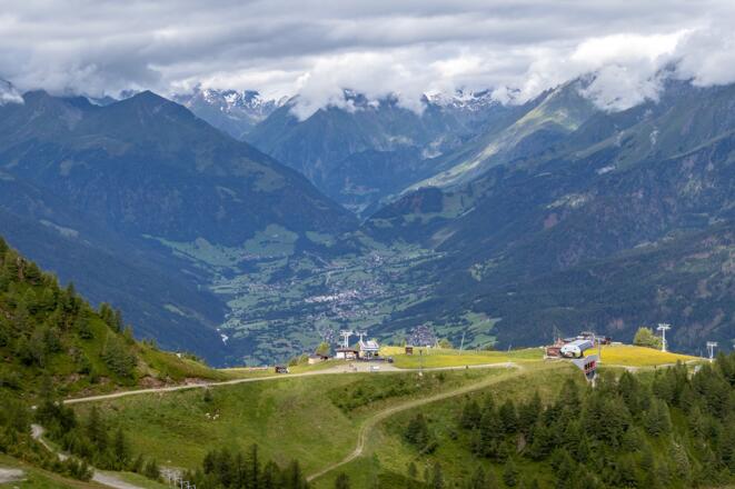 Abstieg, Blick über die Goldried-Bergstation ins Virgental.