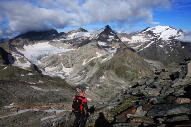 Abstieg mit Blick auf Hohen Sonnblick (links) und Hocharn (rechts)
