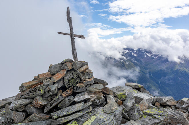 Gipfelmarkierung am Rotenkogel-Nordost-Gipfel.