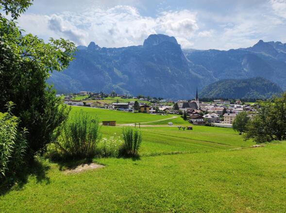 Blick auf den Ort und das Tennengebirge