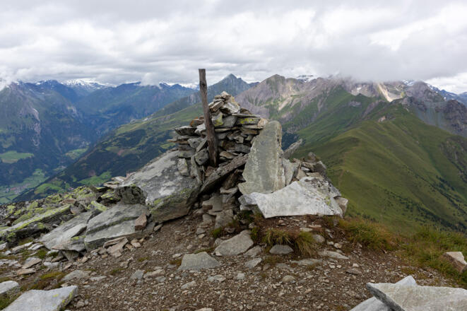 Steinmännchen am Gorner (2702 m).
