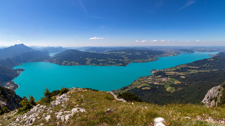 Prachtvoller Tiefblick von der Mahdlschneid auf den gesamten Attersee.