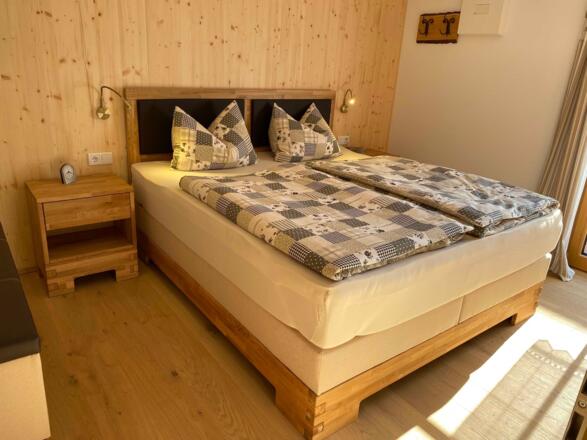 Schlafzimmer mit Box-Spring-Bett 180X200 aus massiver Eiche