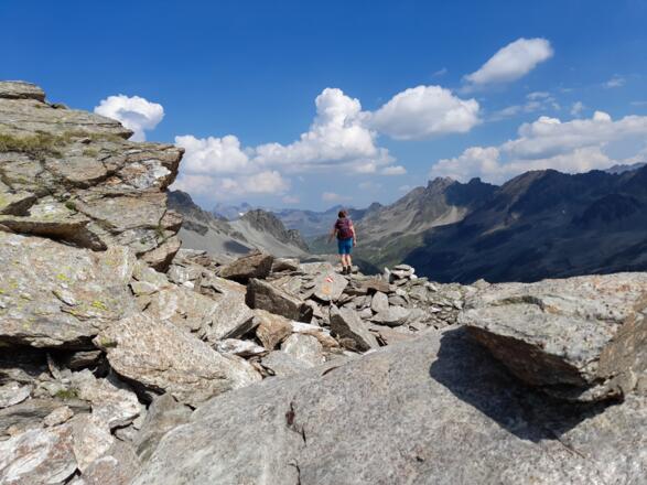 teilweise verblocktes Gelände am Grat